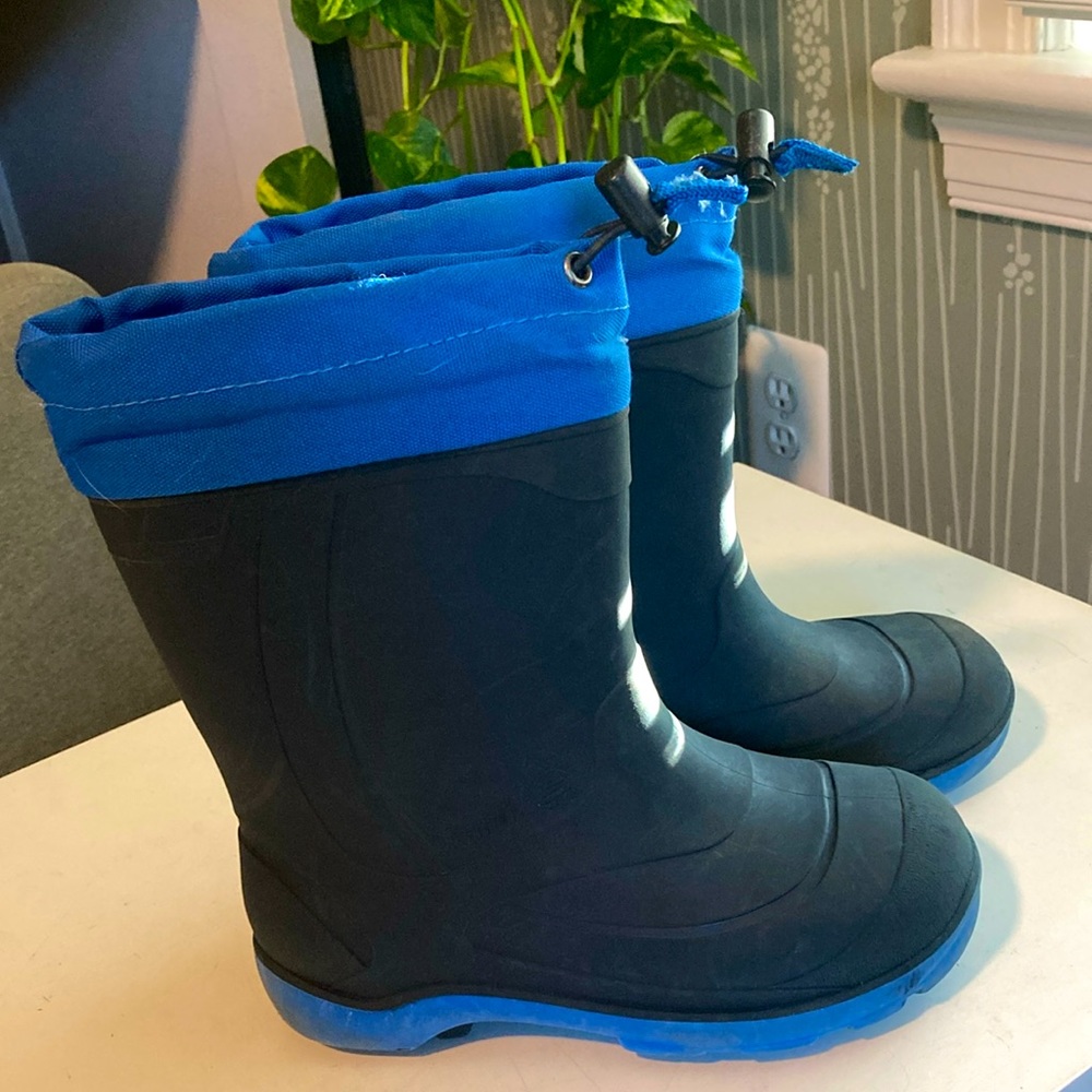 Kids Kamik winter boots Size 2 Excellent condition